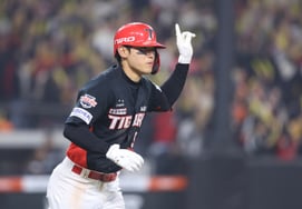 'Big Break' KIA's Kim Do-young Strikes Again! 'Crazy Bat Speed' Explodes at 183 km/h, Securing a Glorious First Half with All-Out Effort [Busan On-the-Ground Review]