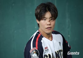 Will Lotte make a dramatic turnaround in the second half? It's anything but ordinary thanks to 'this player'... just one hit allowed in 5 innings... The manager also praised him highly, saying, "He's good, confident, and has his control." [Busan Field Report]