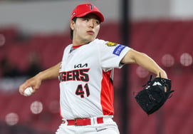 KIA Tigers go all out to secure Korean Series spot: "Hwang Dong-ha on standby from the first inning" [Busan]