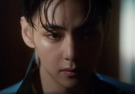 "チャミスルの広告がこれでいいのでしょうか" BTSのV、ジンロ焼酎の「高品質」ティーザー公開でグローバルファンダムが熱狂 [K-EYES]