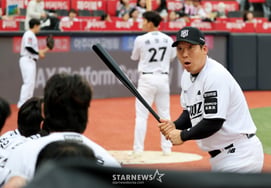 [Photo] Kim Hyun-soo lifts the spirits of the team by mimicking junior player Jang Jun-won's batting stance