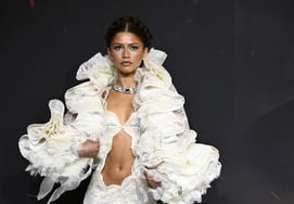 Платье Louis Vuitton, сделанное за 800 часов.Джендайя превращает превью фильма "Одиссея" в показ мод