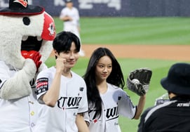 [Photo] 'Rainy Day at the Pitching Ceremony' Hyeri and Hwang In-yeop (batter)