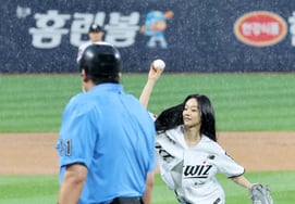 [Photo] "First time throwing a pitch in heavy rain!" KT vs. Kiwoom pre-game ceremony with Hyeri and Hwang In-yeop