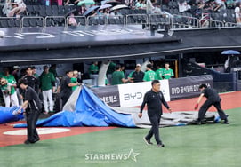 [One Quick Look] 'Heavy monsoon rains poured down as Hyeri threw the first pitch' — Wiz Park briefly halted