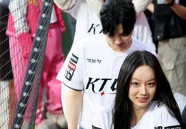 [Photo] 'Rain didn't match the glove' Hye-ri