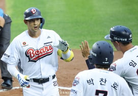 [Photo] Kang Seung-ho clears the left-field wall and trots home