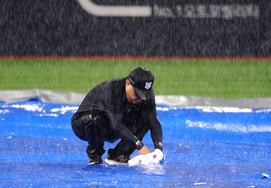 [フォト] '豪雨の中でグラウンドを点検する' 水原グラウンドキーパーのキム・サンフン所長