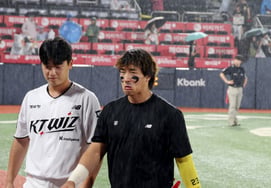 [Chụp ảnh] 'Oan ức quá đi' Cú homerun của tôi cũng~~'  Ahn Hyun Min tiếc nuối vì trời không có mưa