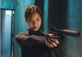 Jung Jun-won's wife, who is eight years his senior, holds a gun.. Gong Hyo-jin erases her 'single' status and makes a grand transformation into a 'Married Woman Killer'