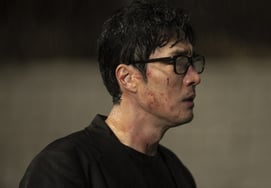 El 'Jefe Kim', So Ji-sub, rompe la lluvia torrencial y se convierte en un personaje oscuro lleno de furia: "Solo quiero seguir vivo".