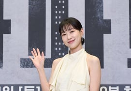 'Apartment' Ha Yoon-kyung: "A family celebration as I share acting chemistry with Ji Sung for the first time; my mother said, 'Our daughter has finally become a celebrity'"