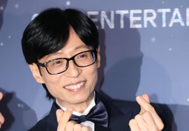El comediante Yoo Jae-seok posa en la alfombra roja del evento 'Premios de Entretenimiento de Emisión MBC 2025'. /foto=Lee Dong-hoon photoguy@