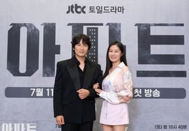 Ji Sung and Moon So-ri 'Poses with Kindness' [★Photos]