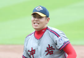 [Chụp ảnh] Kim Jeong Woon 'Chỉ biết cười'