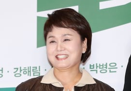 '電車での騒動・芸能人特権' イ・ギョンシル、論争に不快感 "Xをした人扱い" [スター・イシュー]