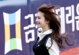 [Foto] Gyu-bin, tras entonar el himno nacional, sale a la velocidad de la luz