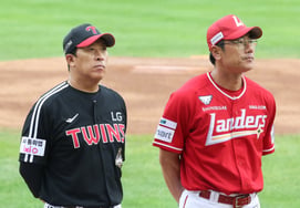 [Foto] Lee Byung-kyu y Park Jeong-kwon se alzan como directores