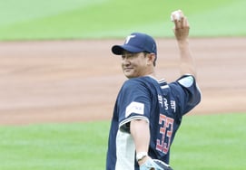 [相片儿] 朴龙泽开球，"再见蚕室棒球场"