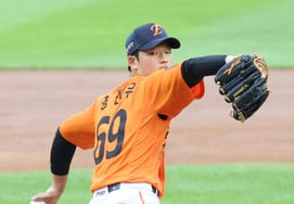 [Photo] Kang Geon-woo is a strong pitcher