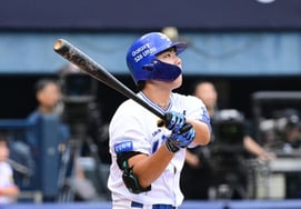 'With' Choi Hyung-woo, a promising Samsung player captured in photos delivers an explosive solo home run at the Futures All-Star game! 'And it was at Jamsil'