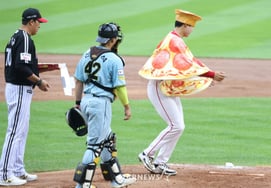 [Foto] Lee Byung-kyu: «Yo me comeré la pizza, así que el ayudante vuelve»