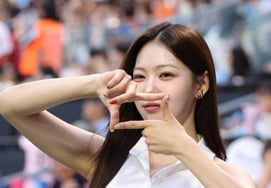 [Foto] La presentadora Jo Min-ji, la "sniper adorable"