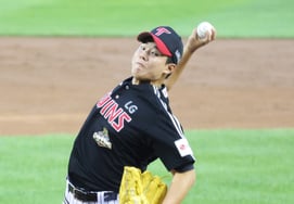[Foto] Kwon Woo-jun lanza «flechas directas con determinación»