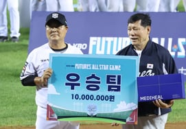 [Foto] El entrenador Kim Tae-kyun: "Ganamos el campeonato del sur"