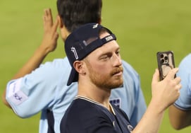 [Photo] Oller is on a video call