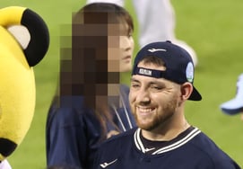 [Photo] Austin: "It's an injury, but I have to smile"