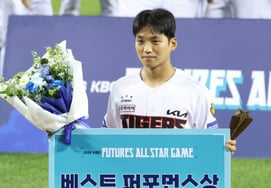 [Foto] Eom Jun-hyeon de KIA, premio a la mejor actuación