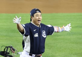 [Foto] El momento en que Kang Baek-ho se coronó como el rey del jonrón
