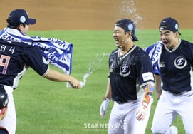 [Chụp ảnh] Vua Homerun Kang Baekho 'Ngon quá'