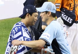 [Chụp ảnh] Vua homerun Kang Baek Ho ôm chầm lấy Oh Tae Gon