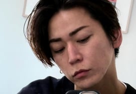 偶像出身的演员男，婚前怀孕发表后消极态度...祝贺的时候也简短地说了句"谢谢"