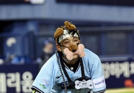 Lotte Giants' 'Ma-hwang' Hwang Sung-bin transformed into a dog with a historic performance, sparking the question, "Who let a dog loose at Jamsil?"... becoming Kim Tae-hyung's pet dog [Jamsil On-site]