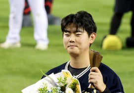 'Amazing.' There's such a devoted son in Hanwha! He caused a major incident at his first All-Star game! "I'm not a player with such a high salary..."