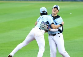 'Realization of Ku Ja-wook's Remarks': Historic Defensive Play in 'Final Jamsil All-Star Game' — Doosan PARK Duo Wows with Phantom Glove Toss 'Class' [Jamsil On-Site]