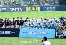 All-Star Game Legends Take the Field! 'Park Cheol-soon-Kim Kyung-moon, Kim Yong-soo-Kim Dong-su' Joint First Pitch and Throw Ceremony; 'National Anthem Performed by Park Jung-hyun'... Plus Black Eagles Air Show!