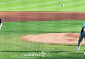 [One Quick Look] "Jamsil, Forever" Park Cheol-soon and Kim Yong-soo bid farewell with a ceremonial first pitch; Kim Dong-soo and Kim Kyung-moon deliver ceremonial throws