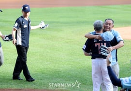 [Photo] "Jamsil, Forever" Park Cheol-soon and Kim Yong-soo's farewell game pitch, Kim Dong-soo and Kim Kyung-moon's first pitch