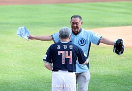 [Photo] 'Embracing Kim Kyung-moon' Park Cheol-soon