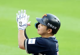 [Foto] Moon Hyun-bin logra base con hit
