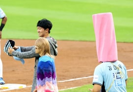 [One-Go Quick Look] There was also a stunning cameo: 'Oppa bought a car!' Performance by Kim Geon-woo and Jeong Jun-jae