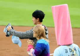 [Photo] Screwba Kim Jin-wook surprise appearance, 'I bought my brother a car!' performance with Kim Geon-woo and Jung Jun-jae