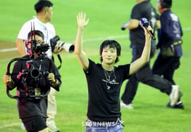 [One-Click] "Uz, who made the Jamsil Stadium even hotter on a midsummer night"