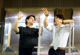 [Foto] 'Dos ex jugadores de las Grandes Ligas en el Juego de Estrellas de la KBO': conversación amigable