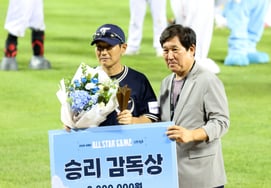 [Photo] Coach Yeom Kyung-yeop, recipient of the Manager of the Year Award