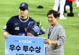 [Photo] Suspicious Sharing All-Star Ryu Hyun-jin wins Woo Su-tu (수상)